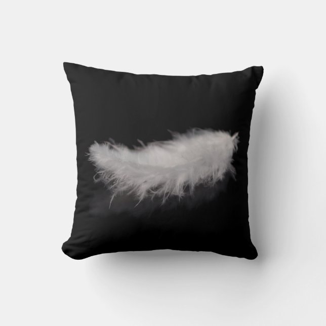 Coussin Plume blanche élégante sur un arrière - plan noir (Recto)