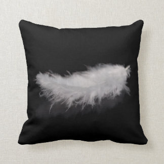 Coussin Plume blanche élégante sur un arrière - plan noir
