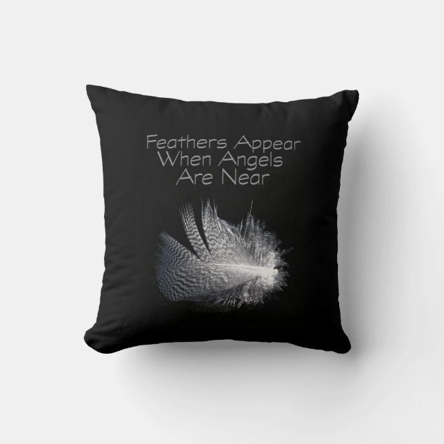 Coussin Plume rayée noir et blanc flottant sur un étang (Recto)