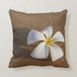 Coussin Plumeria sur la plage de sable, Maui, Hawaii, État