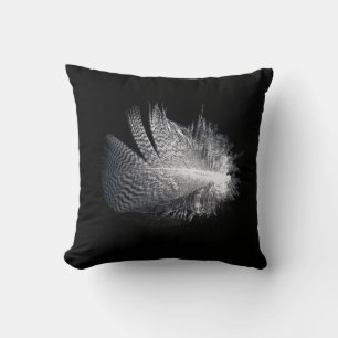 Coussin Plumes rayées noir et blanc flottant sur un étang