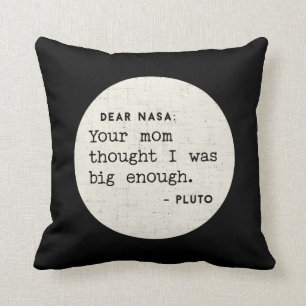 Coussin Pluton ÉTAIT assez grand. Humour cosmique