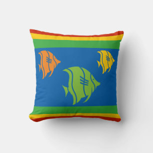 Coussin poisson bleu, orange, jaune et vert sur le blanc