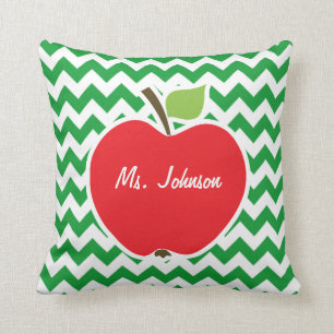 Coussin Pomme rouge sur Retro Kelly Green Chevron Stripes