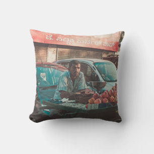 COUSSIN POMMES DE VENTE D'HOMME PRÈS DES VOITURES PARKÉES