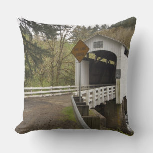 Coussin Pont couvert de Wild Cat, comté de Lane, Oregon