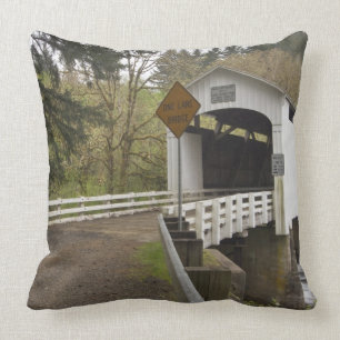 Coussin Pont couvert de Wild Cat, comté de Lane, Oregon