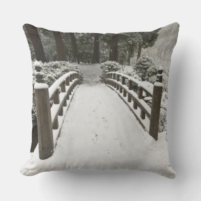 Coussin Pont de lune enneigé, jardin japonais (Recto)