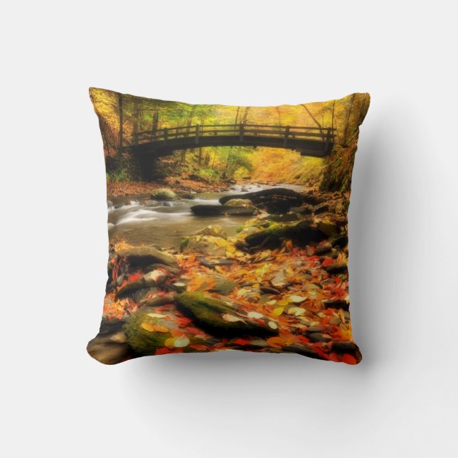 Coussin Pont en bois et crique dans l'automne (Recto)