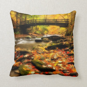 Coussin Pont en bois et crique dans l'automne