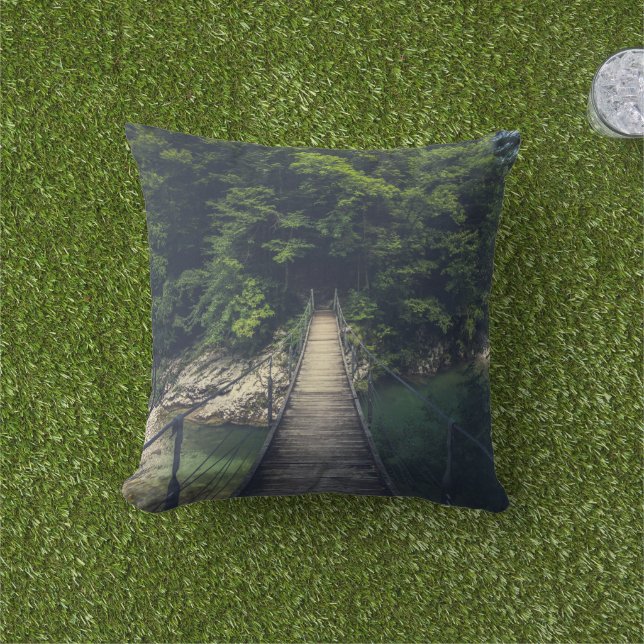 Coussin Pont suspendu simple au-dessus de la rivière Idrij (Herbe)
