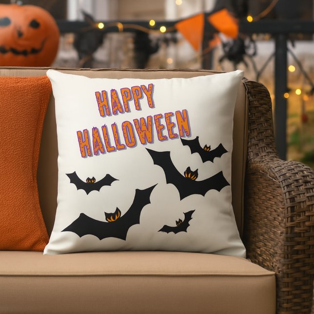 Coussin Porche de chauves-souris Halloween / Patio (The outdoor pillow features a bold “Happy Halloween” design with jagged-winged bats )