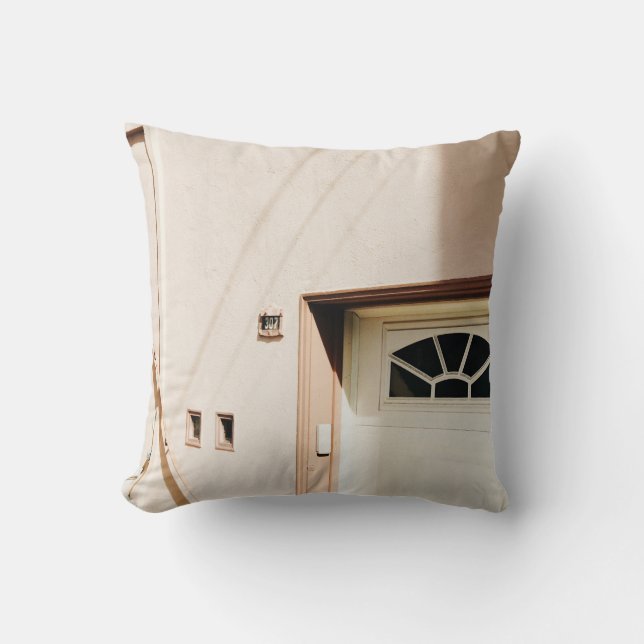 COUSSIN PORTE EN BOIS BLANC FERMÉE (Recto)