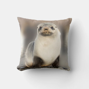 Coussin Portrait de bébé phoque sur la plage