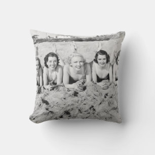 Coussin Portrait of five young women lying on the beach an