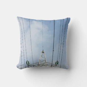 COUSSIN POSTE ÉLECTRIQUE EN ACIER BLANC SOUS NUAGES BLANCS