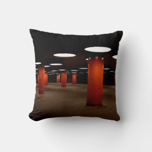 COUSSIN POSTE ROUGE SOUS PLAFOND LUMIÈRE LA NUIT