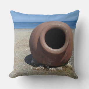 Coussin Pot grec traditionnel en terre cuite sur la plage