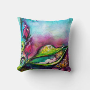 COUSSIN POUCE D'OR ENDORMIE ENTRE LES FEUILLES DE ROSE