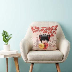 Coussin Poupée Kokeshi Rouge Sakura - Geisha Japonaise