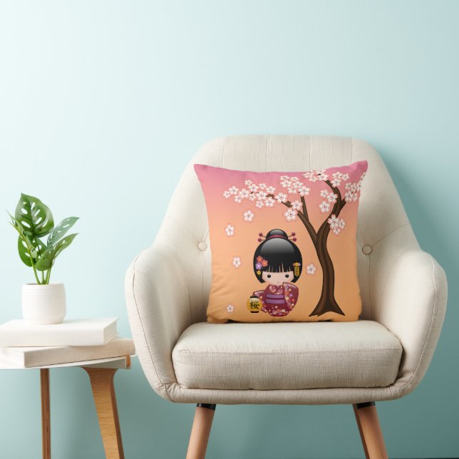 Coussin Poupée Kokeshi Sakura - Fille Geisha sur Pêche (Chaise)