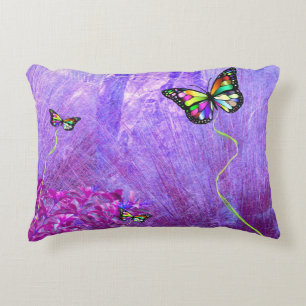 Coussin pourpre avec papillons colorés