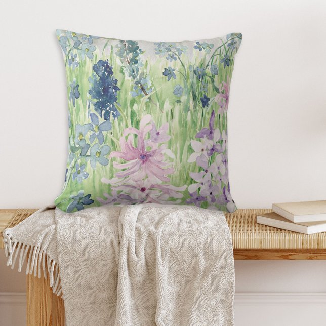 Coussin Prairie de fleurs bleues violettes à l'aquarelle s (In situ on bench)
