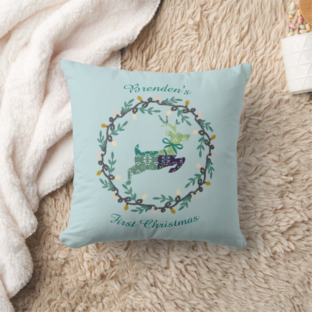 Coussin Premier cerf de Noël avec couronne sarcelle person (Couverture)