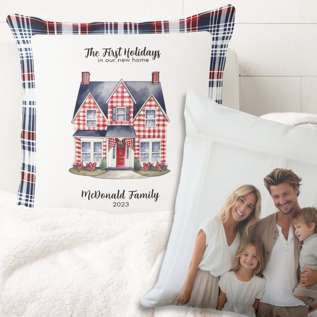 Coussin Premières fêtes Nouveau Accueil Rustique Lux Plaid (Navy Red White First Holidays in new home watercolor house name date pillow home decor rustic chic)