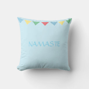 Coussin Prière Namaste drapeaux multicolores sur bleu clai