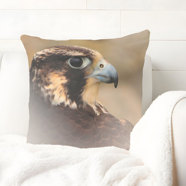 Coussin Profil d'un faucon pèlerin (Vignetted Profile of a Peregrine Falcon Throw Pillow on Couch Cover Photo)