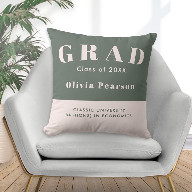 Coussin Promotion de la classe de 20XX Vert Sauge et Rose  (A sage green and pink throw pillow with 'GRAD' text, personalized with name, university and degree)
