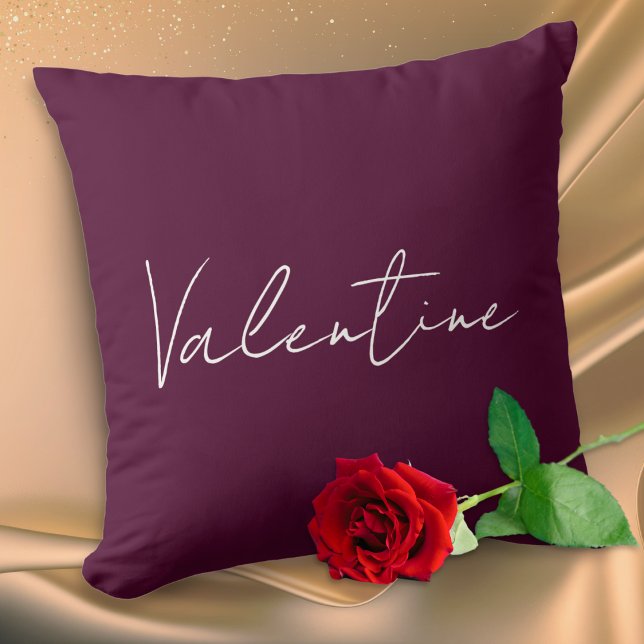 Coussin Prune Profond Élégant Message Personnalisé Saint-V (An elegant pillow in deep plum red, with 'Valentine' on the front and personalized text on the back)