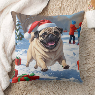 Coussin Pug courant dans la neige avec un chapeau de Noël