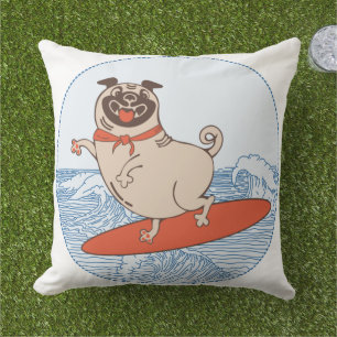 Coussin Pug heureux en surf sur une planche de surf