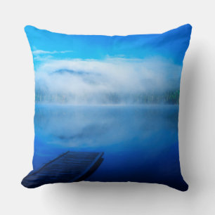 Coussin Quai sur un lac calme et brumeux, Californie