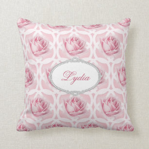 Coussin Quatrefoil de rose et blanc rose répétant le mot