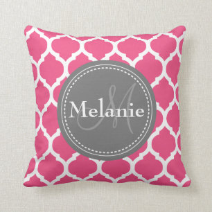 Coussin Quatrefoil rose et gris clair monogramme