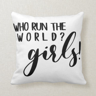 Coussin Qui courent les filles du monde !
