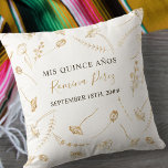 Coussin Quinceanera Gold Fleur sauvage Custom Mis Quince A<br><div class="desc">Elégant coussin quinceanera avec cadre fleur sauvage or - ou n'hésitez pas à customiser le libellé pour n'importe quelle occasion. Simple et délicat, ce design botanique floral présente des fleurs dorées éparpillées, dessinées dans des lignes dorées. Votre nom est écrit dans la typographie script féminine. Veuillez parcourir ma collection d'esquisses...</div>