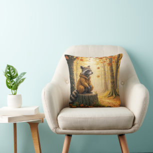 Coussin Raccoon d'automne assis sur une souche d'arbre