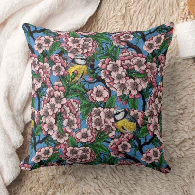 Coussin Rameaux bleus dans le cerisier en fleurs sur le bl (Couverture)
