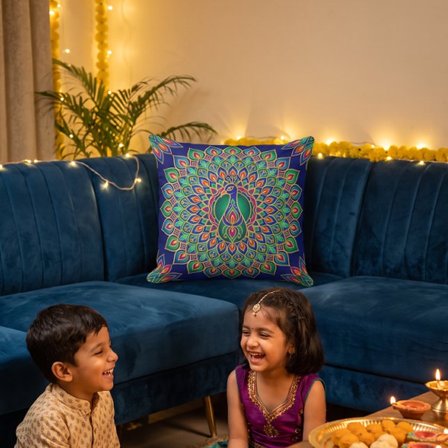 Coussin Rangoli de paon spécial Diwali (Créateur téléchargé)