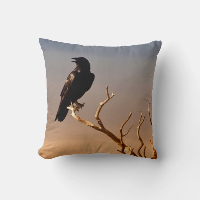Coussin Raven sur les branches d'arbre ensoleillées, (Recto)