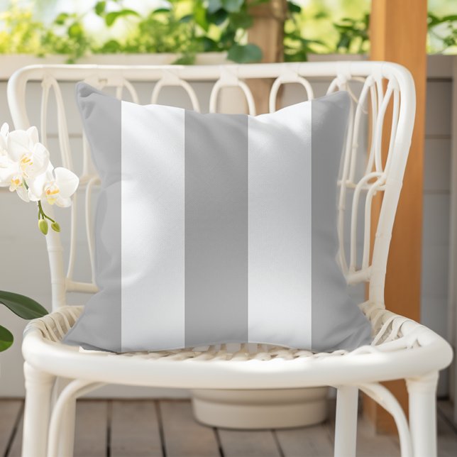Coussin Rayures classiques de cabane grises et blanches ve (Créateur téléchargé)