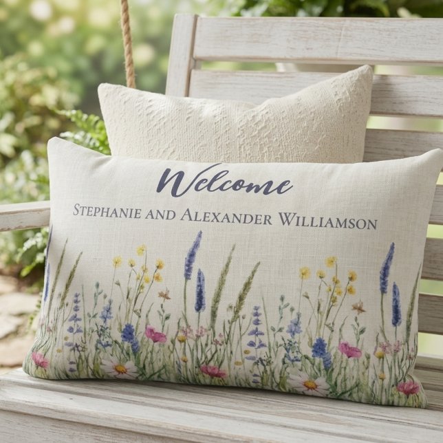 Coussin Rectangle Accueil Chaleureux Prairie Florale Chauffage Maiso (Wildflower welcome pillow on an outdoor bench, a lovely housewarming gift for a new homeowner.)