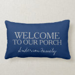 Coussin Rectangle Accueil moderne de bleu marine à notre nom de<br><div class="desc">Accueil moderne de bleu marine à notre manuscrit de porche,  nom de famille,  coussin lombaire.
Vous pouvez le personnaliser et changer le texte et l'avant et le dos et ajouter votre propre nom.</div>