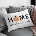 Coussin Rectangle Accueil Orange Citrouille Personnalisé Nom de fami<br><div class="desc">Bienvenue dans votre maison cet automne avec un invitant rectangle lombaire personnalisé jeter l'oreiller. La conception de typographie simple et élégante comprend le libellé "Home" avec un élégant texte de script personnalisé pour votre nom de famille et un accent citrouille de récolte orange. Comprend un jeu de couleurs noir, blanc,...</div>