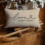 Coussin Rectangle Amour dans le script du coeur Lin rustique Monogra<br><div class="desc">Moderne et élégant design lombaire sur mesure avec oreiller conception simple et minimaliste de la typographie "Amour" en noir qui comprend des détails florissants et de coeur. Personnalisez le texte majuscule ci-dessous avec un monogramme pour un couple ou une famille, un devis ou un autre texte préféré. Un arrière -...</div>