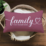 Coussin Rectangle Amour Familial Script Vin Rose Personnalisé Monogr<br><div class="desc">Moderne et élégant design lombaire sur mesure avec oreiller design caractéristiques de typographie simple et minimaliste "Famille" qui inclut des détails florissants et de coeur. Personnalisez le texte majuscule ci-dessous avec un monogramme ou une année établie. Les couleurs du vin blanc et rose peuvent être modifiées.</div>